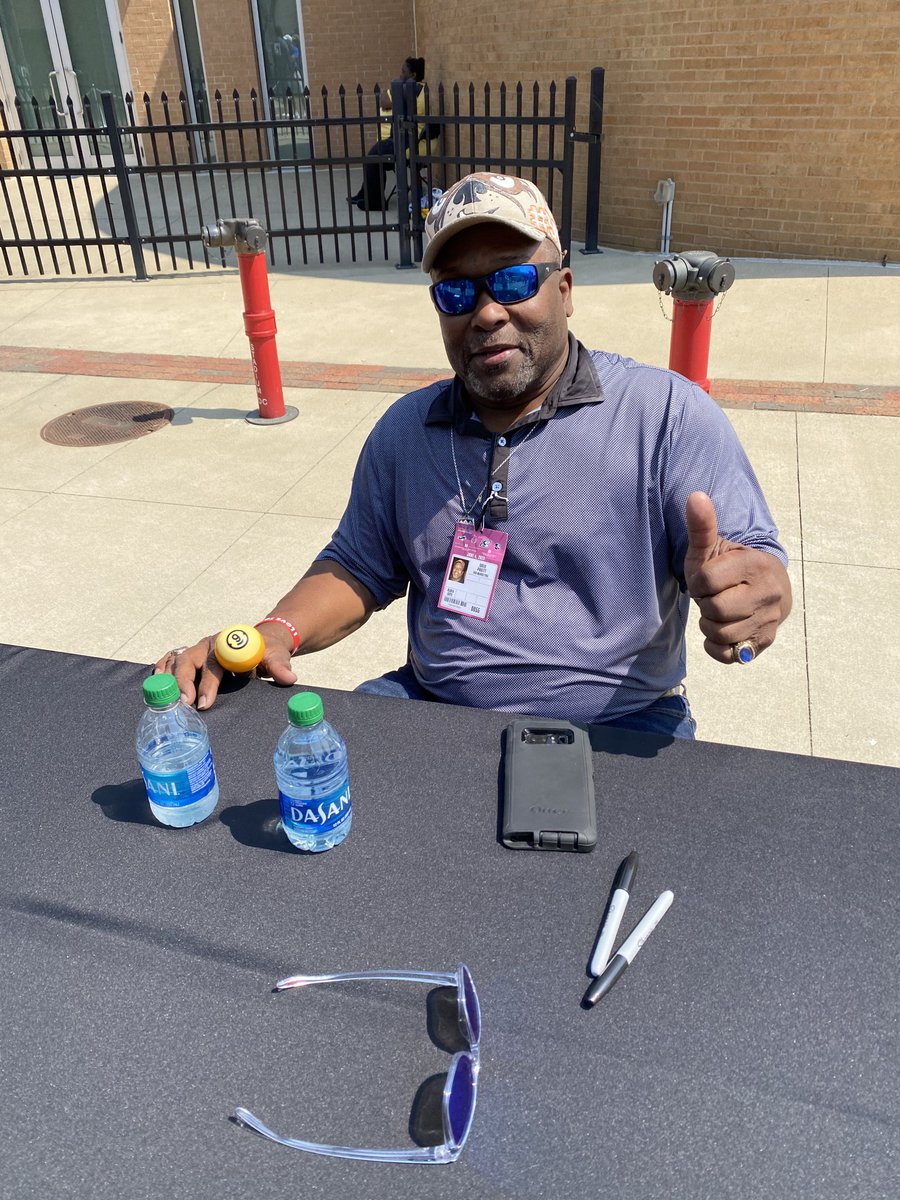 TheKennyRoda's tweet photo. Great to see some Ohio Football Legends honored today before & during @USFL game between @USFLGenerals & @USFLShowboats-Memphis wins 25-16.
@JimTressel5 @CJ1two @HanfordDixon29 #FrankMinniefield #GregPruitt #FelixWright @EricMetcalf21 @frankstams #JayBrophy #AntonioPittman & more https://t.co/fewPcKXcbJ