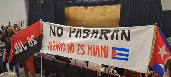 AbelPrieto11's tweet photo. El concierto d Buena Fe en Madrid fue un triunfo del arte, d la solidaridad, del amor, frente al fascismo, el odio, la mentira. Tiene un gran valor simbólico q los amigos usaran la consigna d la Pasionaria ante las tropas franquistas: ¡No pasarán!. 
#ConBuenaFeYo
#NoAlFascismo https://t.co/cUfiNQYkwy