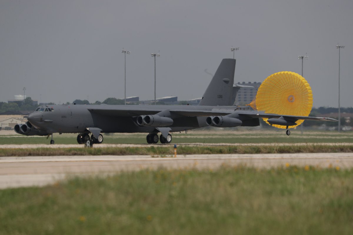 They're already BUFF, but we're making them even stronger. 💪 

A B-52 is receiving the Active Electronically Scanned Array system as part of the Radar Modernization Program, greatly increasing navigation & targeting in high threat areas.

Story👇 
aflcmc.af.mil/news/article-d…