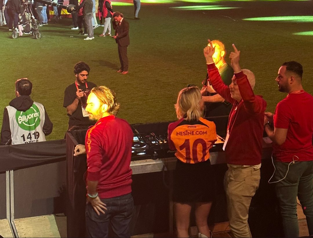 🔥 Dries Mertens'in eşi Kat Kerkhofs DJ oldu.