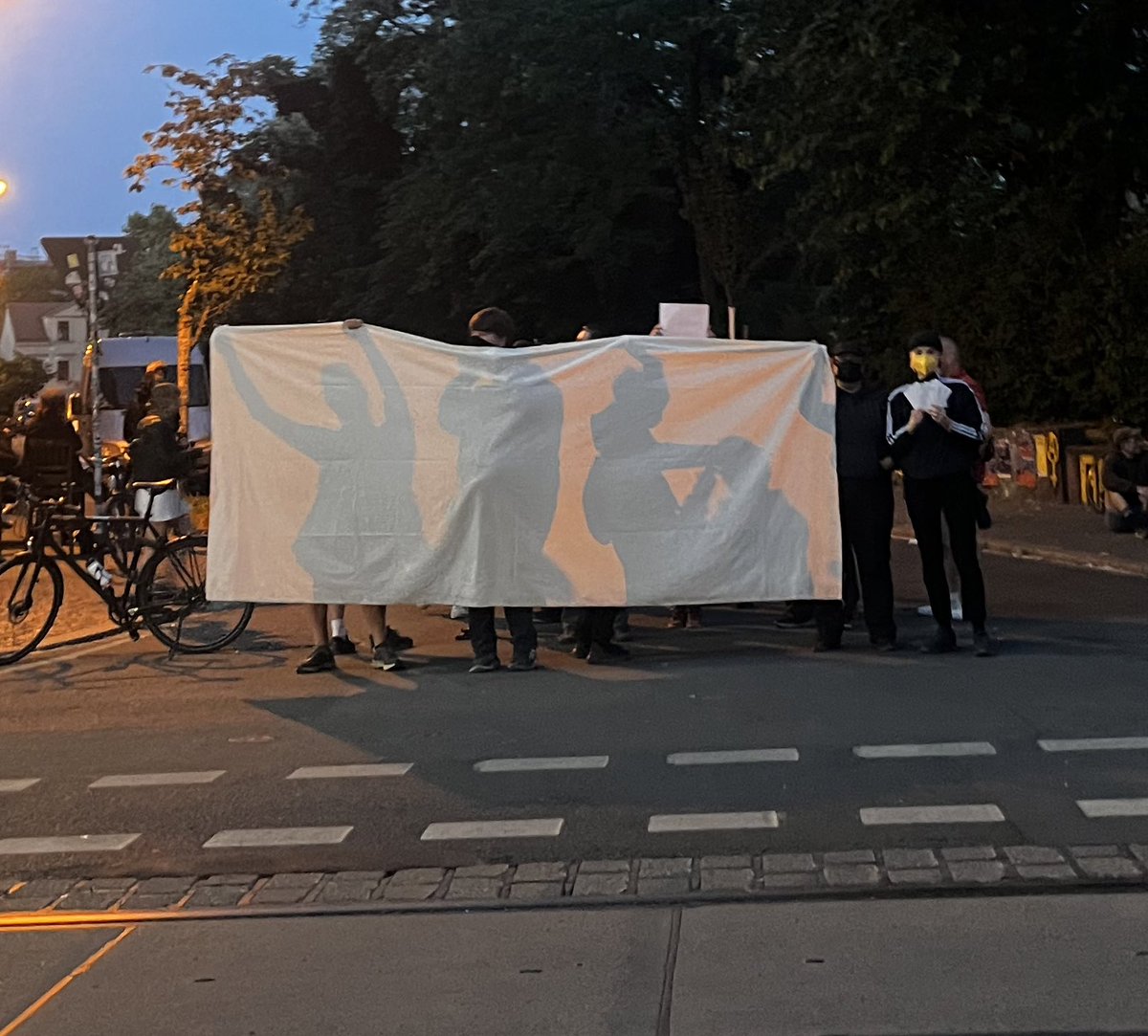 Breaking News: Die Nicht Demonstration ist in Connewitz-Leipzig angekommen. 
Aktivistis sind der Meinung das…  
Tja! 
Die Polizei ist sichtlich verwirrt. #le0406