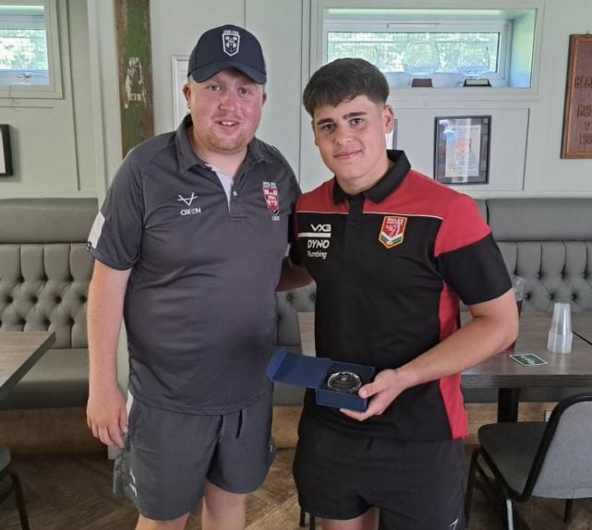 So proud for our very own ETHAN PATERSON who represented Wales Rugby League U16s yesterday. Ethan was named as man of the match by his English counterparts. Such an achievement. Well done Ethan!! 🙌🏻🙌🏻 @IslwynHigh @AberValleyW @Ethan47328340
