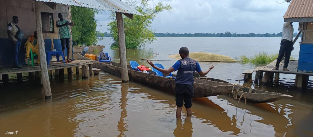 OMSRDCONGO's tweet photo. Atteindre chaque enfant jusqu'au dernier km. Dans l'Équateur 🇨🇩, en dépit de la crue du fleuve Congo inondant la zone de santé de #Bolenge, nos équipes déployées tentent de faire face à ces graves défis climatiques. En apportant le vaccin 💉 anti-#polio pour protéger les enfants https://t.co/bR42xeA6ew