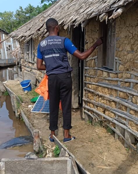 OMSRDCONGO's tweet photo. Atteindre chaque enfant jusqu'au dernier km. Dans l'Équateur 🇨🇩, en dépit de la crue du fleuve Congo inondant la zone de santé de #Bolenge, nos équipes déployées tentent de faire face à ces graves défis climatiques. En apportant le vaccin 💉 anti-#polio pour protéger les enfants https://t.co/bR42xeA6ew