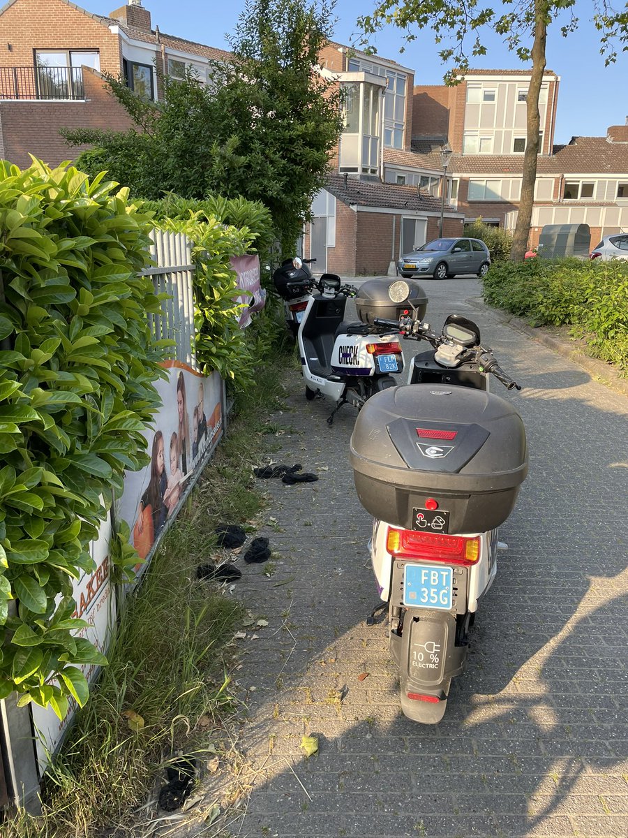 Frankzaal's tweet photo. @breda kan er iets gedaan worden aan deze bult met leenscooters bij kruising Louwersdonk/Moerenpad? Ik geloof namelijk niet dat kinderdagverblijf Hupsakkee leerlingen heeft die deze hier stallen…in het weekend. #leenscooter #straatvervuiling https://t.co/GViv3S4fZM