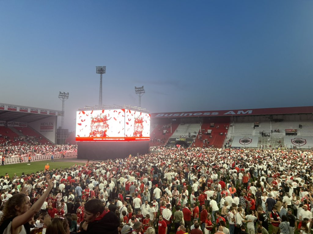 Ik hou zo veel van deze club. Merci voor alles. Zo blij da ‘k dees mag meemaken. KAMPIOENEN!!!! #Coyr
