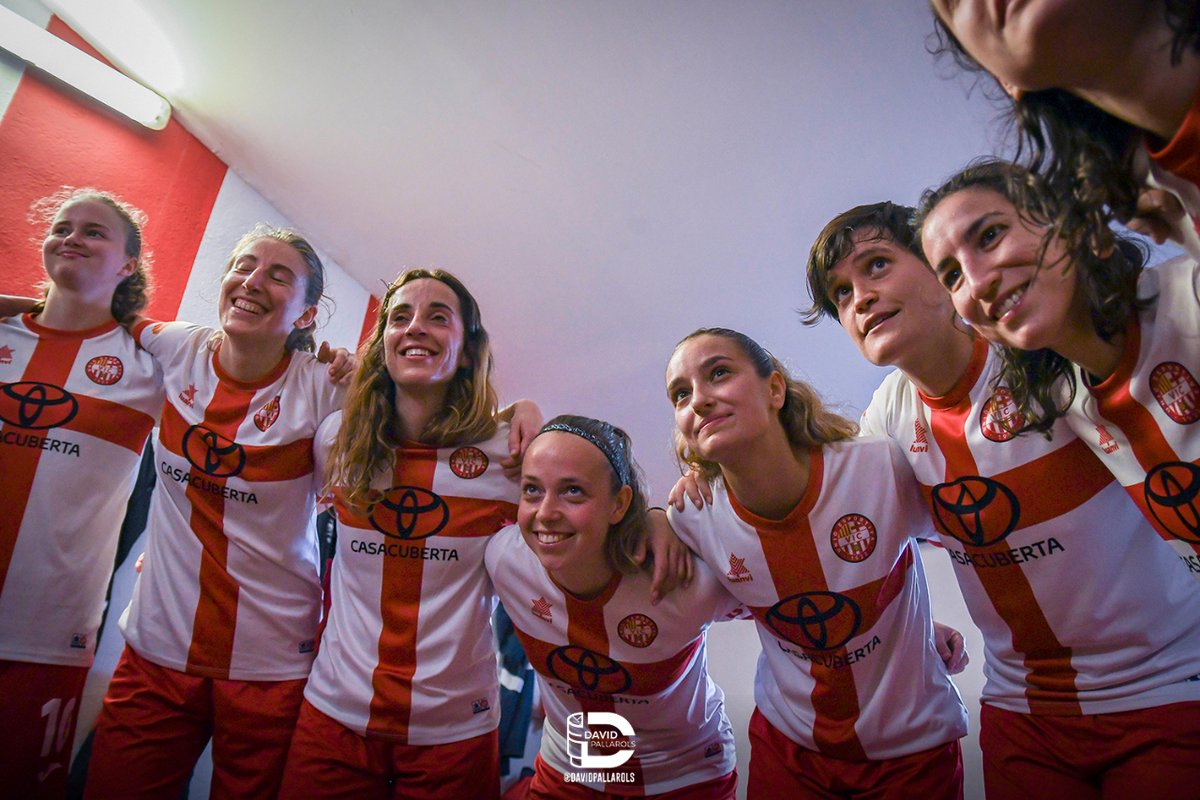 💜⚽️🍍

#SomUEVic 🔴⚪️
#futfem | #futbolcat