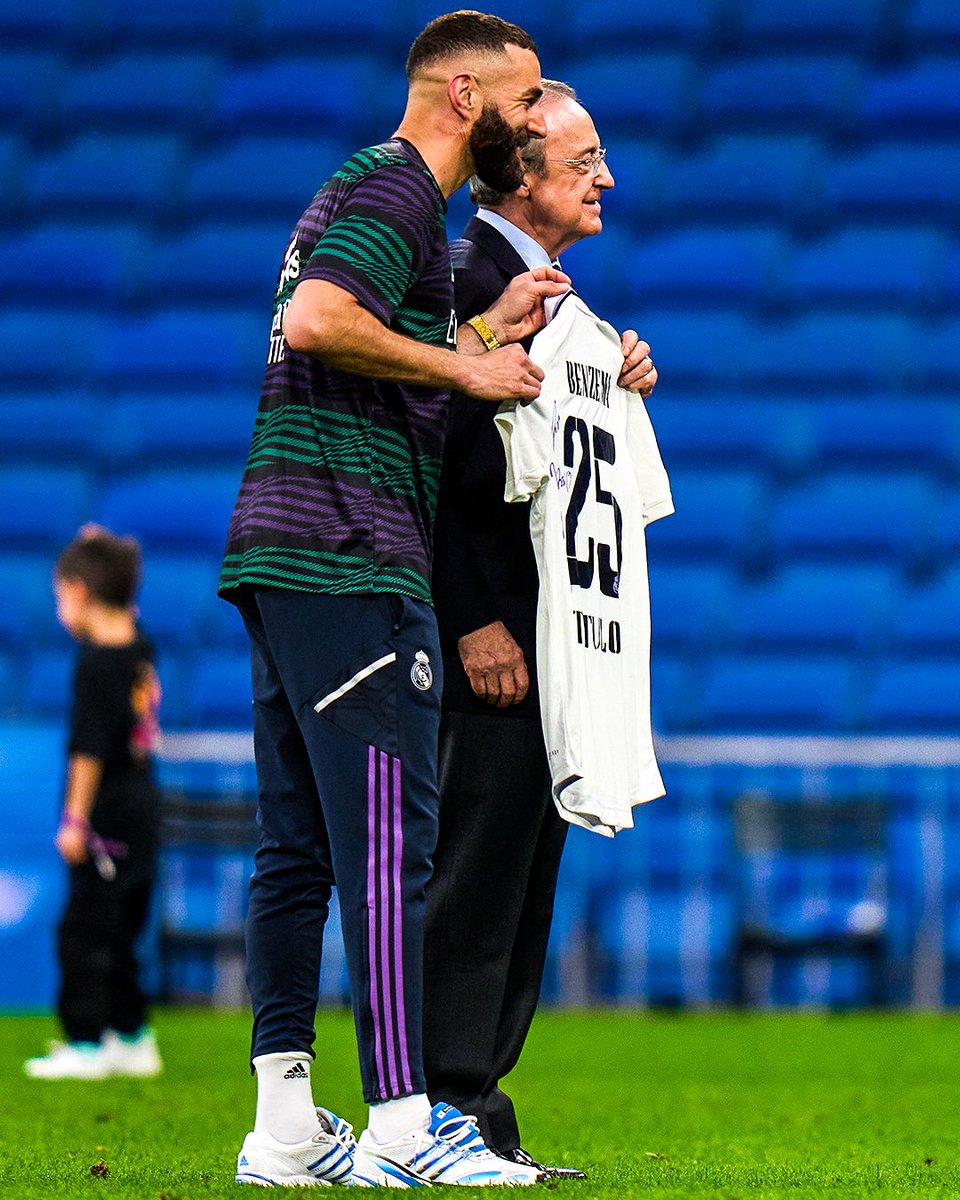 A special shirt for Karim Benzema to celebrate the 25 trophies he won at the club 👑