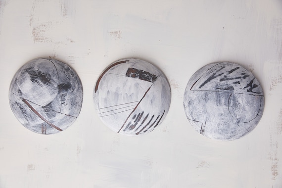OkunShelly's tweet photo. Set of 3 Round Abstract Gray Black and White https://t.co/IeoZlL7FLe #ceramicwallhanging #roundwallart #ceramicwallart #geometricdesign @etsymktgtool https://t.co/HIsVNZsoGO