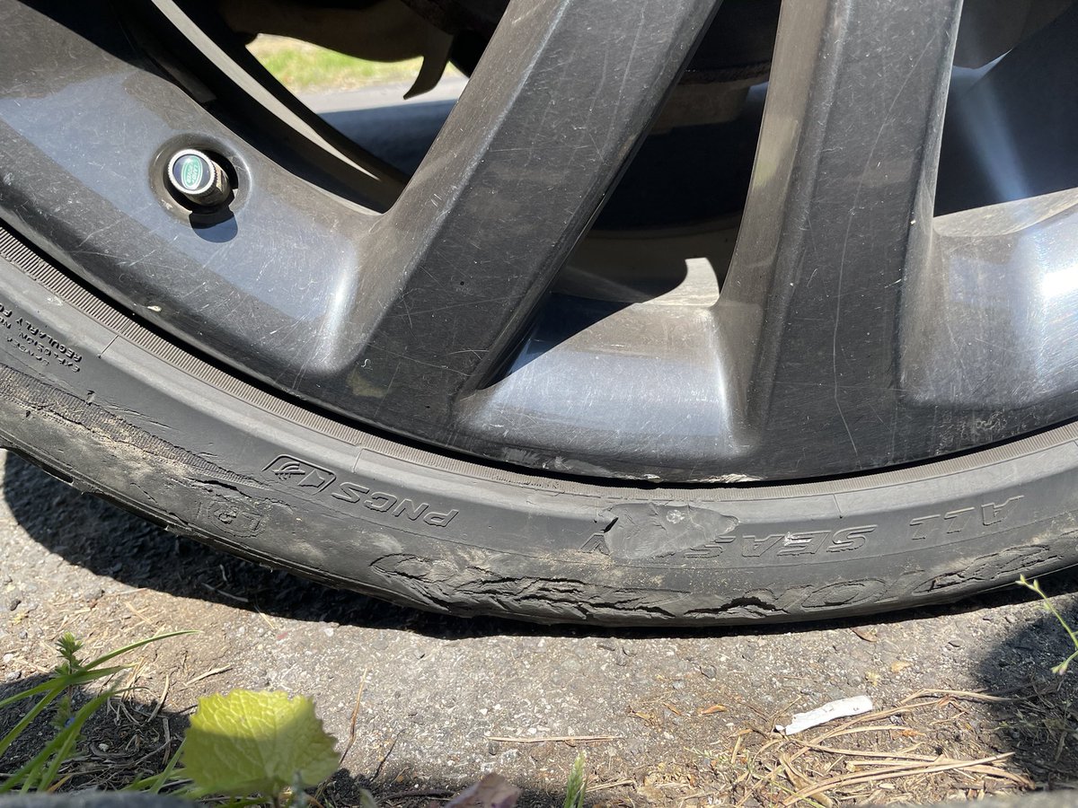 Worst tyre we’ve seen maybe ever. On a new Discovery with expensive private reg, parked in an affluent side street. Bonkers!