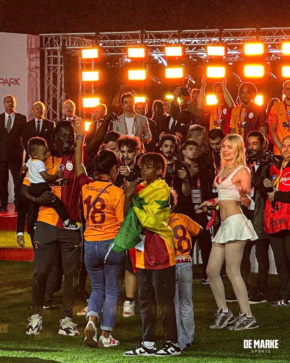 Bafetimbi Gomis, ailesi ve Aleyna Tilki ile sahneye çıktı.