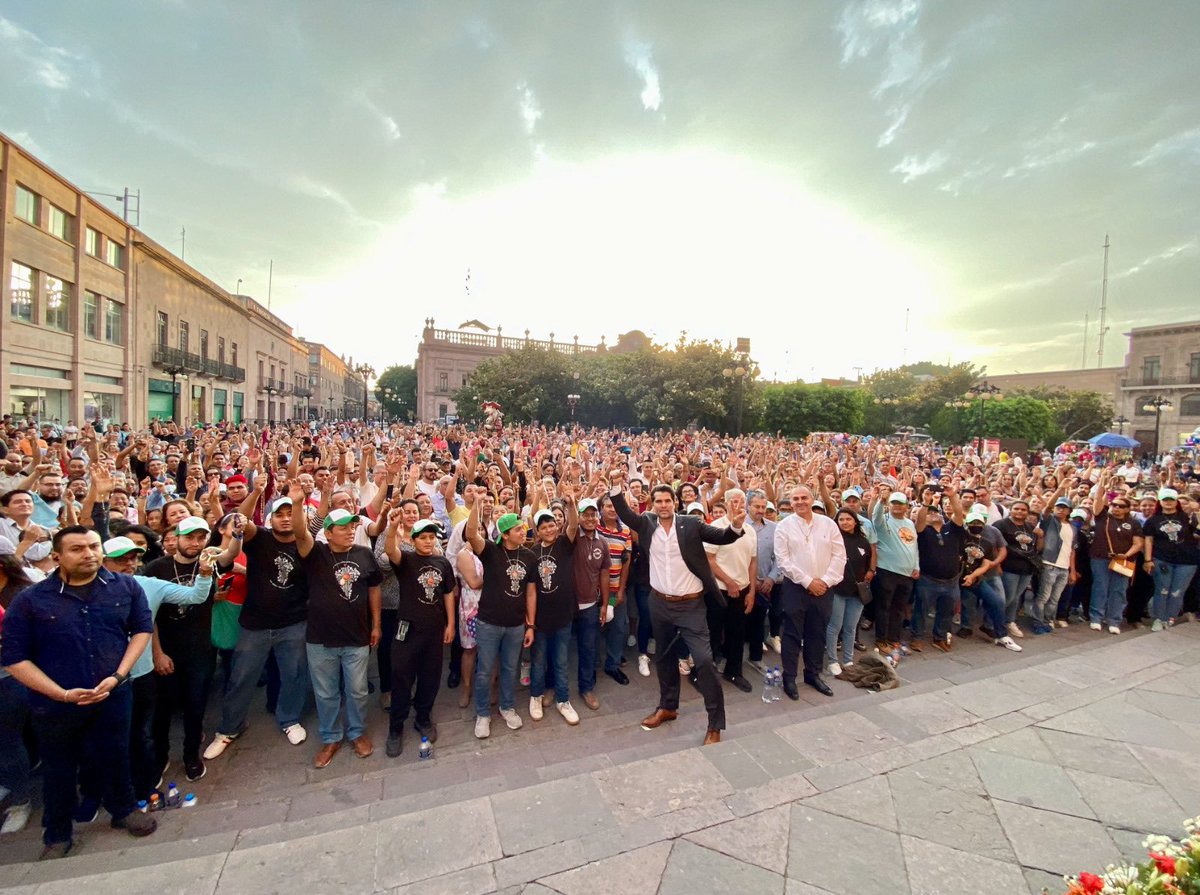 ¡Rezando el Rosario con el pueblo guadalupano! ¡Viva la virgen de Guadalupe! ¡Viva México!
