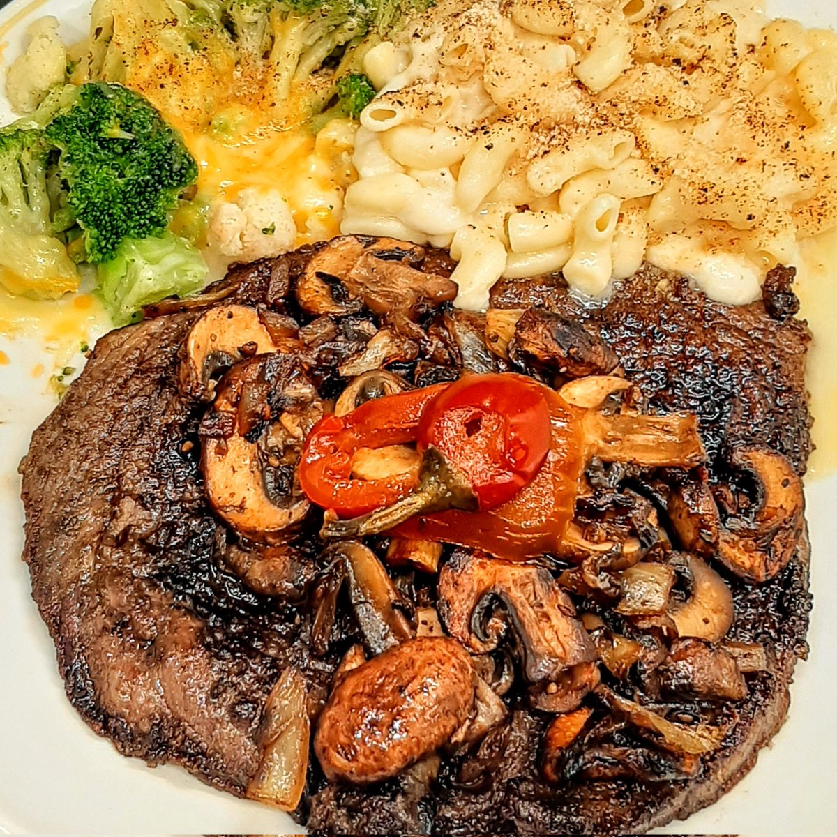 #YummyliciousChef #FoodPhotography for #Foodies #cooking #beef #SundayBrunch Wagyu Flat Iron Steak Macaroni & Gruyère-Swiss Cheese Mornay Sauce Gratin Cheddar Broccoli&Cauliflower florets