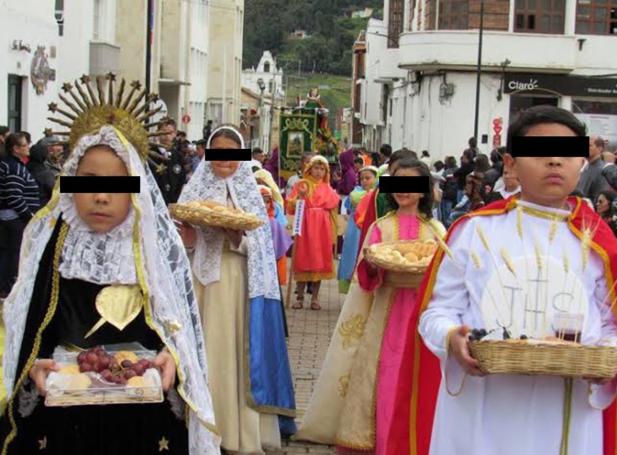 Vestir así a menores e imponerles ideologías debería ser considerado abuso. 

¡Hasta dónde vamos a llegar!

#ConLosNiñosNo