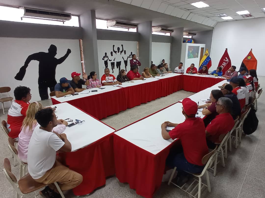 PartidoPSUV's tweet photo. Reunión de trabajo del equipo político estadal del @CojedesPsuvOfic para fortalecer el sistema integral de salud para el pueblo de Cojedes. 

@irisvarela 
#NuevaGeometriaMultipolar https://t.co/DnQ3qTjMdw