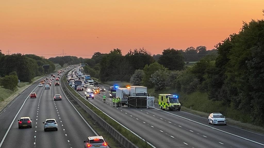 The scene of the M4 crash between Bath and Chippenham.

Latest here:
bbc.co.uk/news/uk-englan…