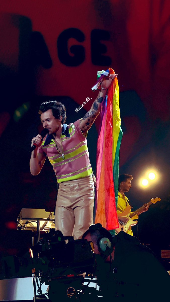 Harry with a pride flag 🏳️‍🌈 
#LoveOnTourAmsterdam (Via itsyoulou28_)