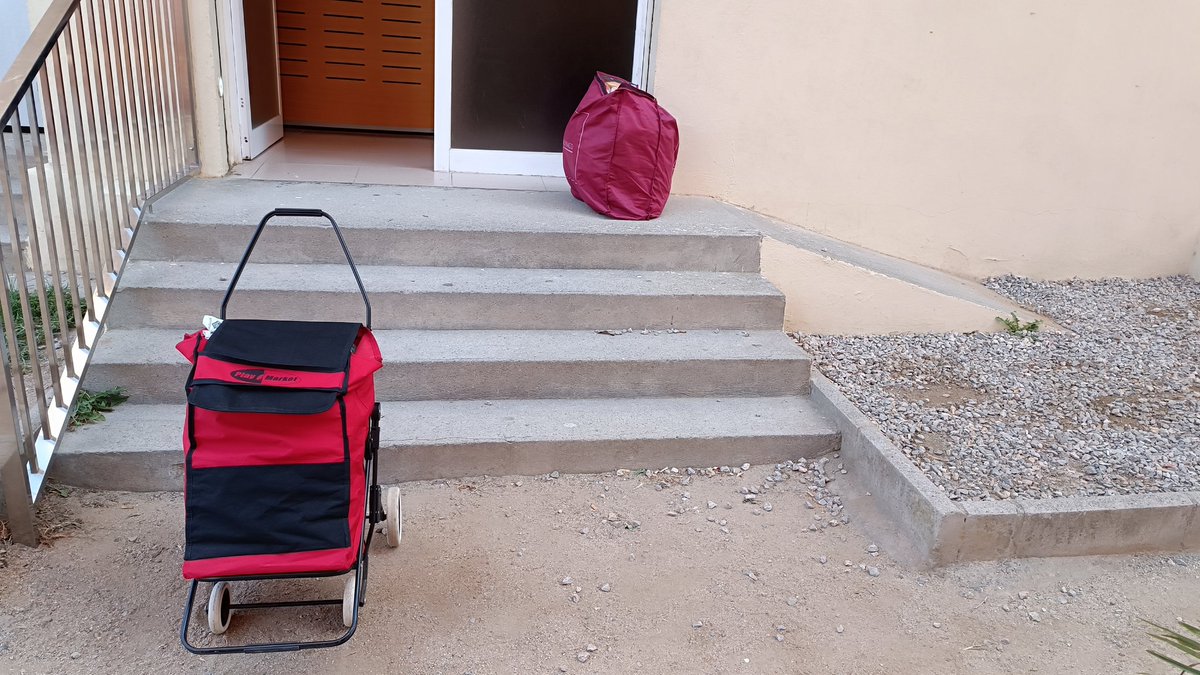 Fa anys que demanem l'adequació de la rampa, per salvar les barreres arquitectòniques obligades.
No hi ha manera i ho saben polítics i tècnics que han fet diverses fotografies.
Gràcies a l'ajuda de vianants, s'ha pogut entrar el carro carregat de llibres.
#FemBarri #FemCentre