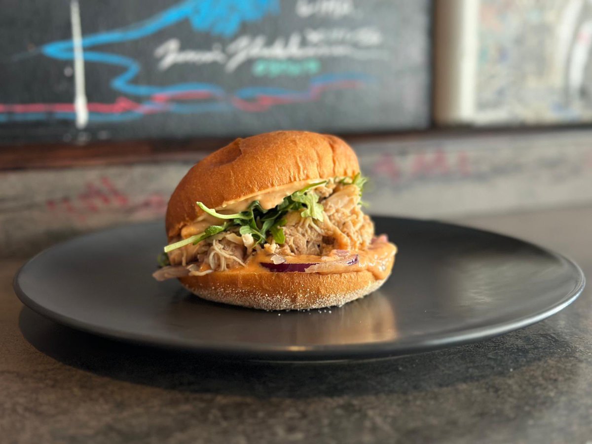 Son kesä ja uus kausiburgeri listoilla. 
Pääsin myös taitelemaan logoa seinälle ✌🏻