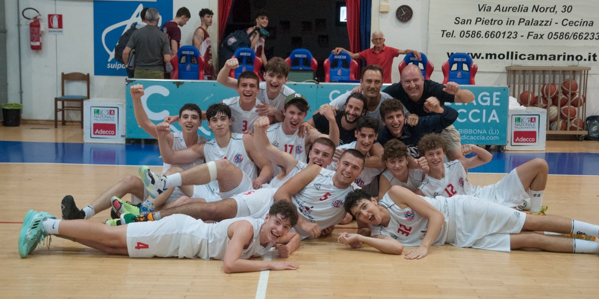 Successo per i rossoblù della Casa del Bombo che, battendo la Scuola Basket Arezzo per 72 – 68 si sono aggiudicati il titolo toscano dell’under 17 Gold.  #Basket #CampioneToscano #cecina #cecinabasketfamily #Giovanili #Gold #LaCasadelBombo basketcecina.com/under-17-gold-…