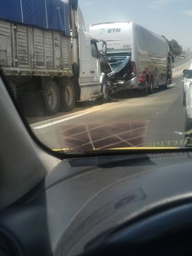 Choque entre un tráiler y un camión deja a un motociclista muerto sobre carretera a Zapotlanejo, a altura de Periférico Nuevo.

#ReporteZMG