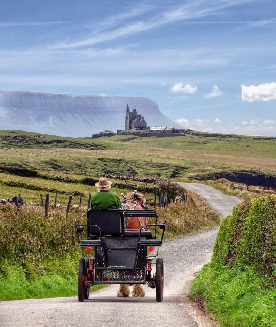 Classiebawn Castle with Benbulben in the background!🇮🇪 Pic John Carver