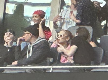 GrandeTourFR's tweet photo. #PHITO Ariana Grande au concert de Beyoncé avec ses amis ! ✨ https://t.co/rtd8hoxRIm