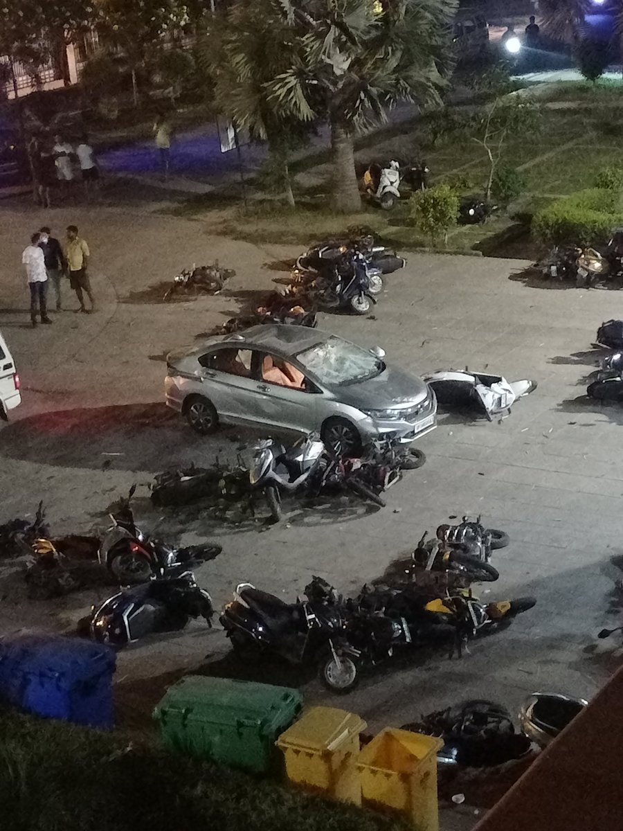 Dr_pradeepverma's tweet photo. This incident is of GIMS (greater noida) where guards brutally beaten the students and vandalised there all valuable belongings, vehicles and laptops on order of SO (security officer) kindly look into it. @myogiadityanath @dgpup @GIMS_Gr_Noida @mansukhmandviya @IMAIndiaOrg
@aiims https://t.co/s5J9yCZX4i