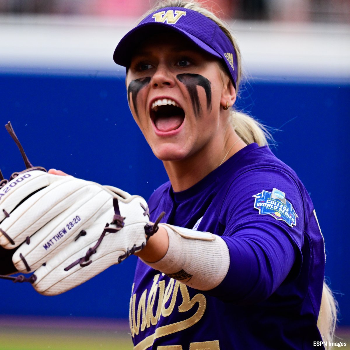 NCAASoftball's tweet photo. That's 🖐️ scoreless innings for @rubymeylan!

#WCWS x @UWSoftball https://t.co/Sg5F7OhRu2