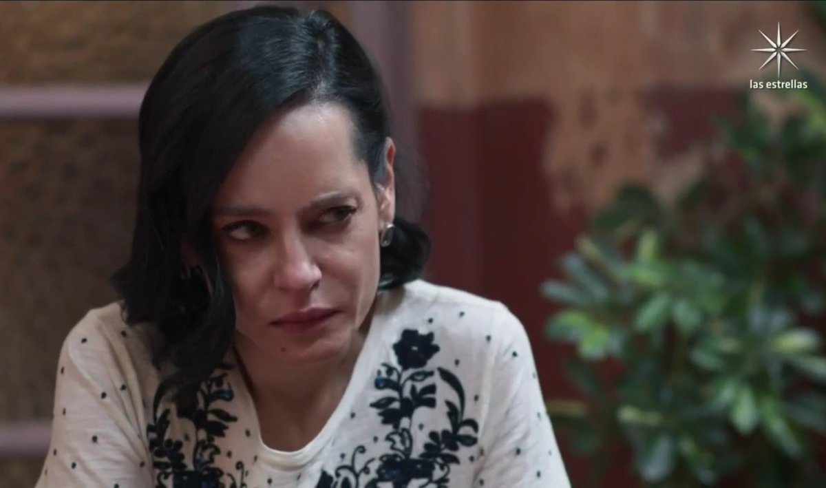 Anamariacd02's tweet photo. De mirarlo con todo el amor del mundo, a mirarlo con ese desprecio, entiendo a Camila, él solito se ganó esto 😪
#Damila #ElAmorInvencible https://t.co/vEwmQhbv6g