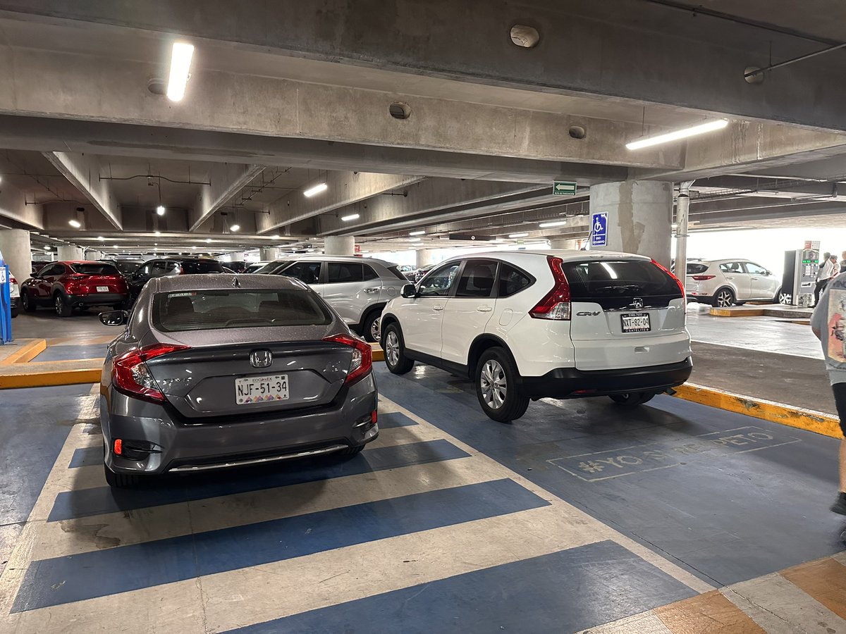 Monkinet's tweet photo. Oye @PSatelite qué onda con el respeto a los minusválidos si ubican que las zebras NO SON PARA ESTACIONARSE!!! #RESPETO https://t.co/Am3F9eGAMd