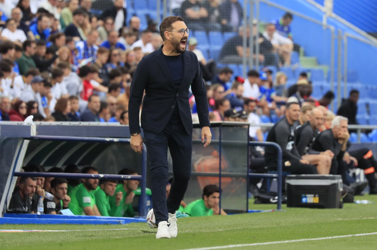 CantadaDeSoria's tweet photo. Vino por corazón, por amor al club y con todo que perder a su @GetafeCF.

Don José Bordalás Jiménez ha salvado lo insalvable. El mejor entrenador de nuestra historia.

Gracias por tanto, eres HISTORIA del Getafe... Eres el Getafe C.F💙 https://t.co/hPPXYUuHRD