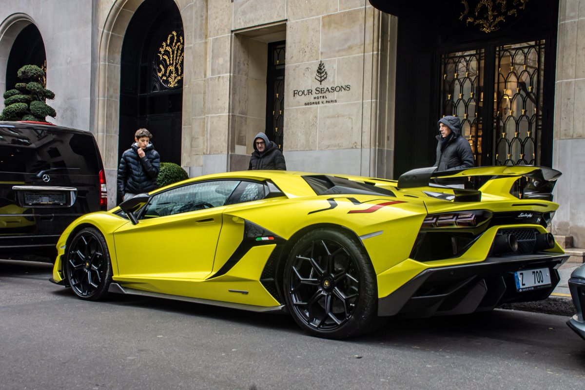 Photogra2In's tweet photo. Un dimanche à Paris...
Des fois quand je suis motivé, je prends mon fils et mon appareil et on va faire un peu de Car spotting dans Paris...
Devant le #GeorgesV un bel exemplaire de @Lamborghini #Aventador SVJ...
De quoi ravir les goûts de footballeur de @NHoonited https://t.co/o7ctpb4XCO