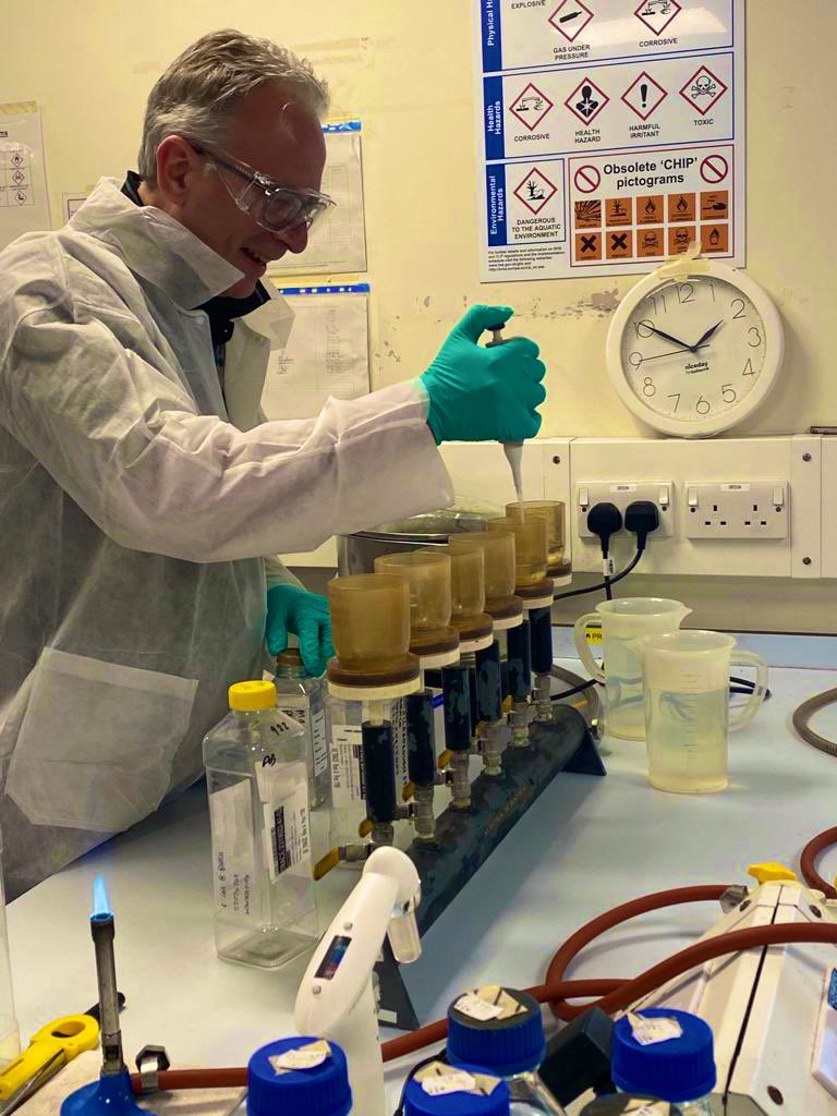 1/ So how do we take bathing water samples and analyse their quality? Well what better way to find out than to do it myself. A thread 🧵 from beach to lab….. #geographyteacher #Chemistry