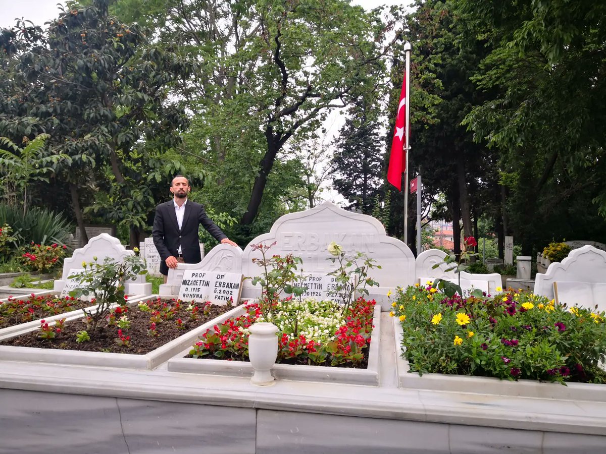 Milli Görüş hareketimizin Lideri rahmetli Erbakan hocamızın kabrine ziyaret edip Dua vazifemizi yerine getirdik.
Hocamızın gösterdiği hedeflere giderken Rabbim ayağımızı sabit kılsın

#milligörüş #erbakabfatih #adildüzen #ahlakvemaneviyat #ci̇had #d8 #islambirliği