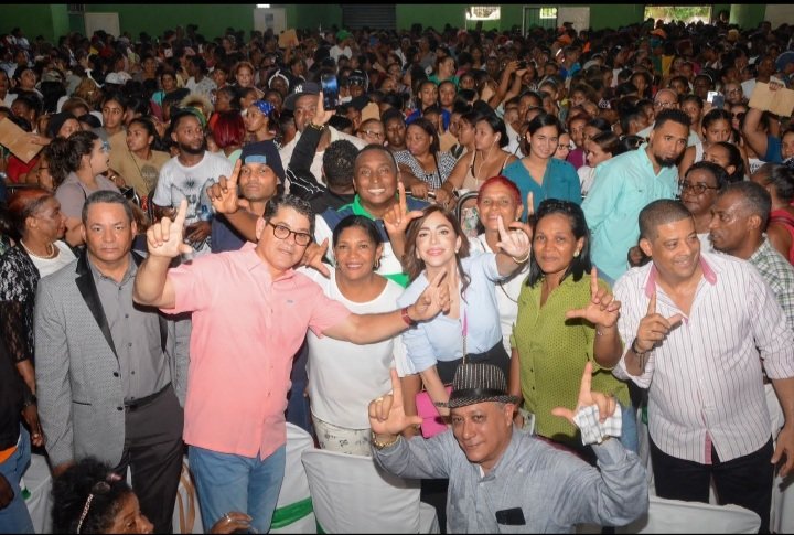 francheska_ar's tweet photo. Cuantas mujeres hermosas en la fiesta de #MadresSDOConSon @SerrataAquilino siempre se desborda!!! 
#JuntosLoVamosALograr 
#JuntosPorUnMunicipioNuevo 
#FuerzaDelPueblo https://t.co/z20G9yAtpd
