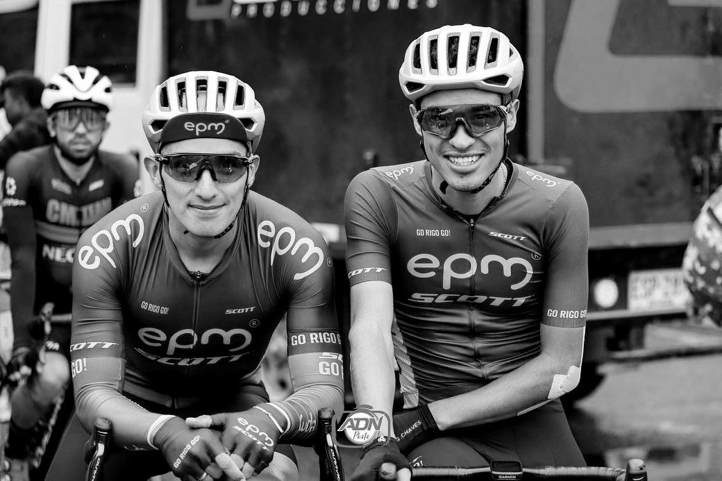 Chavelo, vuela alto. Fuiste un gran amigo que la vida me dio. Me duele el corazón pues sabía los sueños que tenía con tu familia.Por ahora solo pido conciencia y tolerancia a los conductores de vehículos en especial a los de gran tamaño. Nuestras familias nos esperan 😖😖