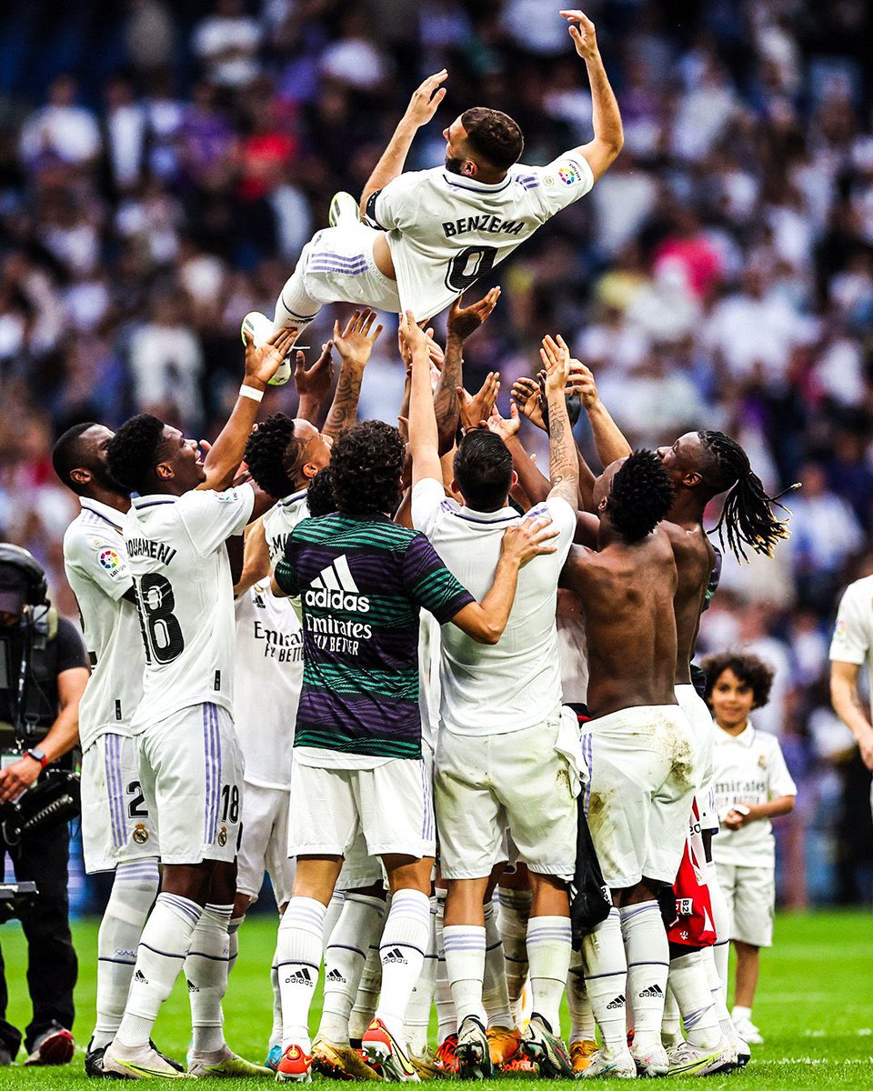 farisf9's tweet photo. رحل أكثر من توج بقميص ملك أوروبا، وثاني هداف بتاريخ الملكي، وأكثر صانع بمسيرة ريال مدريد، رحل بطلا ملكا مرفوعا فوق الرؤوس بعد ان حقق أحلامه وأحلامهم تاركا خلفه لحظات خالدة وليالي مجنونة وذكرى يستحيل أن ترحل من قلوبهم أبدا، سعادة الملكي لم تعد مسؤولية الحكومة بعد الآن #بنزيما 👏🏻 https://t.co/8SgIgbJh6m
