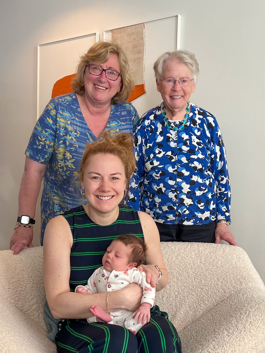 Op de valreep van Nationale Opa en Oma Dag een shout-out naar de vijf opa’s en oma’s van de kleine Bowie! Ze kan niet wachten jullie te leren kennen en door jullie verwend te worden! 🥰

📸 drie (over)(groot)moeders en drie (achter)(klein)dochters 👩‍👩‍👧‍👧

#opaenomadag #viergeneraties