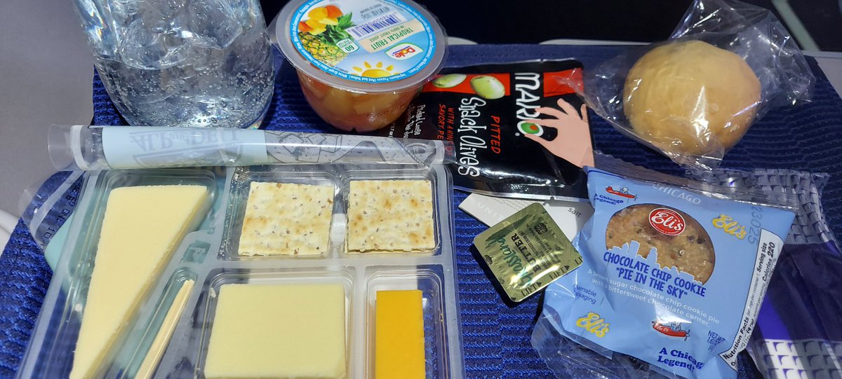 This cheese 'lunchable' is what @united Airlines calls 'dinner' in First Class 😂🤦🏾‍♂️. Please go get some training from @Delta Airlines on how to treat customers #dobetter