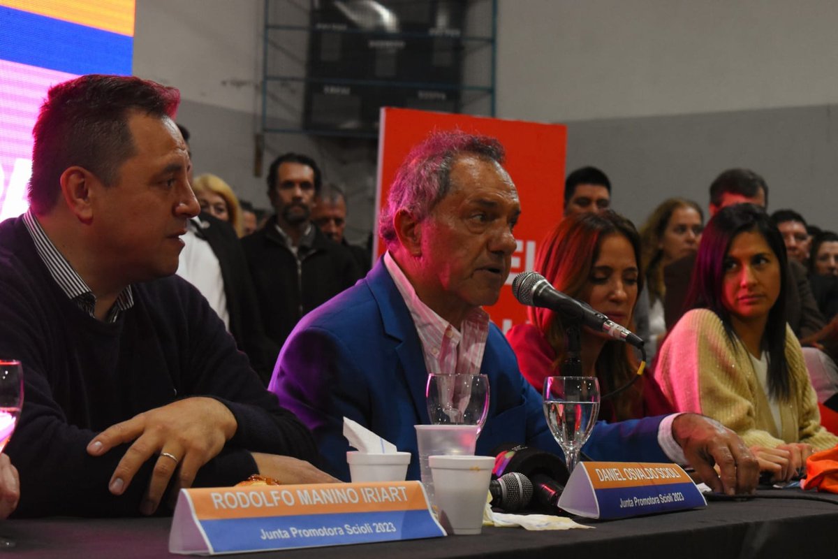 AnaRosaContessi's tweet photo. Queremos democratizar el @FrenteDeTodos y militamos para ir a las PASO ✌️ en un Plenario en Mar del Plata con todos los distritos de la 5ta sección @danielscioli Presidente
@vtolosapaz Gobernadora
@ManinoIriart Intendente
#DanielYVictoria
#MIMarDelPlata 🌊 https://t.co/j2hZmuSSxi