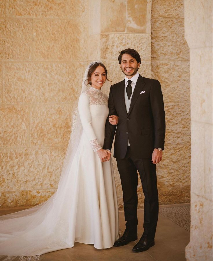 I find it pretty funny how the sugars are jumping onto Prince Hussein's wedding just because the Wales' attended it. Do they know who Princess Iman is or when she got married? Were they even aware of the existence of the Jordanian Royal Family until now?