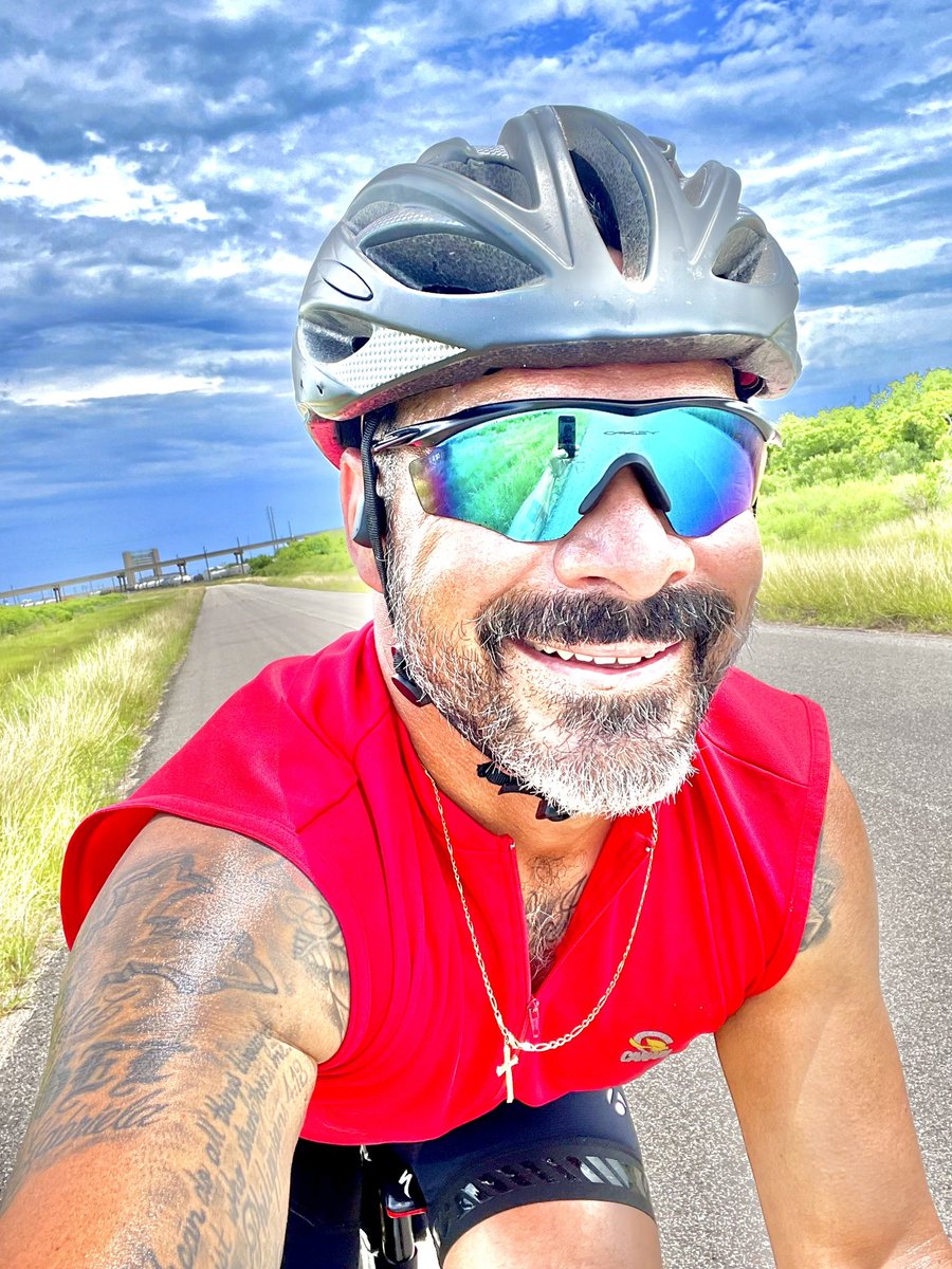 Got my run and swim in yesterday and got a good 30 mile ride in today. Weather was perfect and I took advantage of it. Hope y’all have had a good one 🤘🏼🤘🏼
#runchat #swimbikerun