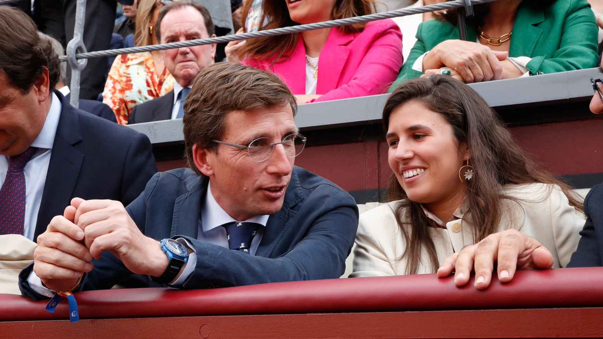 FonsiLoaiza's tweet photo. El alcalde Almeida del PP oficializa en los toros su relación con la aristócrata Teresa Urquijo y Moreno, nieta de la prima de Juan Carlos I. La reproducción social del caciquismo en España. https://t.co/VzqP01bRy7