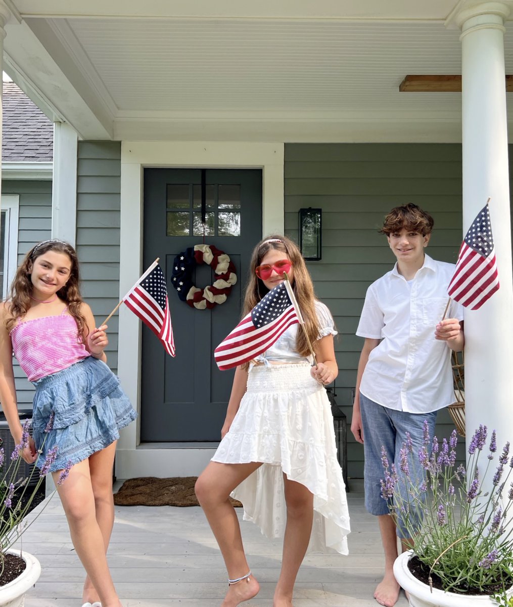 With the 4th of July nearing, I’m grabbing some fun clothing items for  my kids to show their patriotic support for the holiday! 
strollerinthecity.com/14-fourth-of-j…