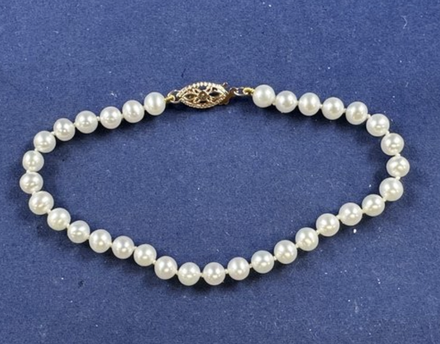 RidgefieldShop's tweet photo. Pearls!  Check out Wednesday's Auction.  It starts to close at 8:00 PM.  All proceeds go back to the community!  https://t.co/m1VuWcdohG https://t.co/jupyb7bYFt