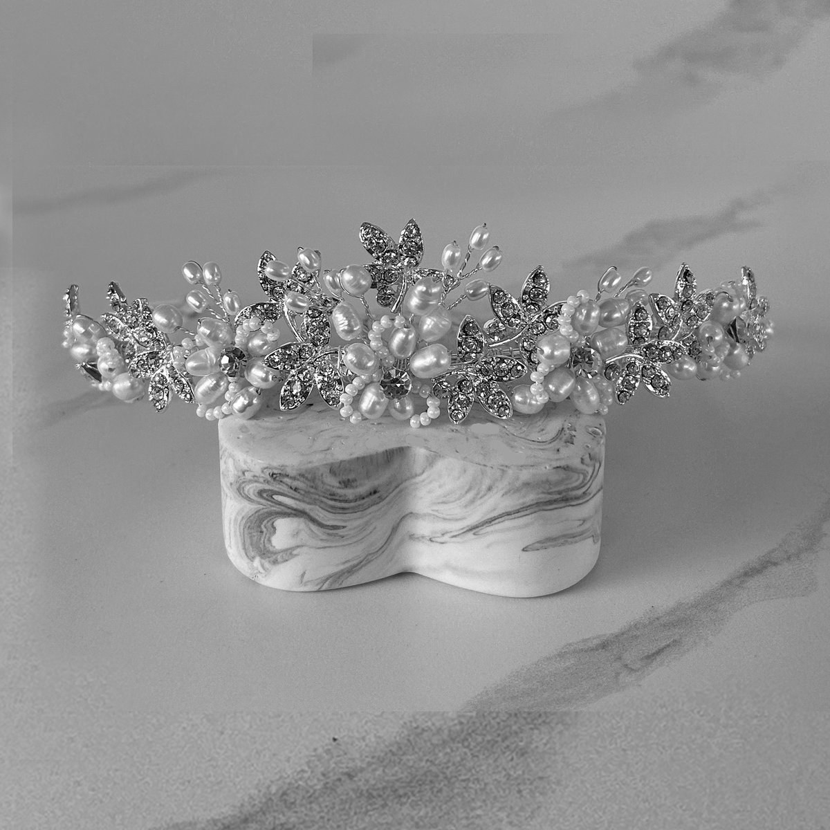 Crystal Flower & Pearl Bridal Tiara - Belle #futuremrs💍 #2022bride
Buy here tiarasandco.co.uk/product-page/c…