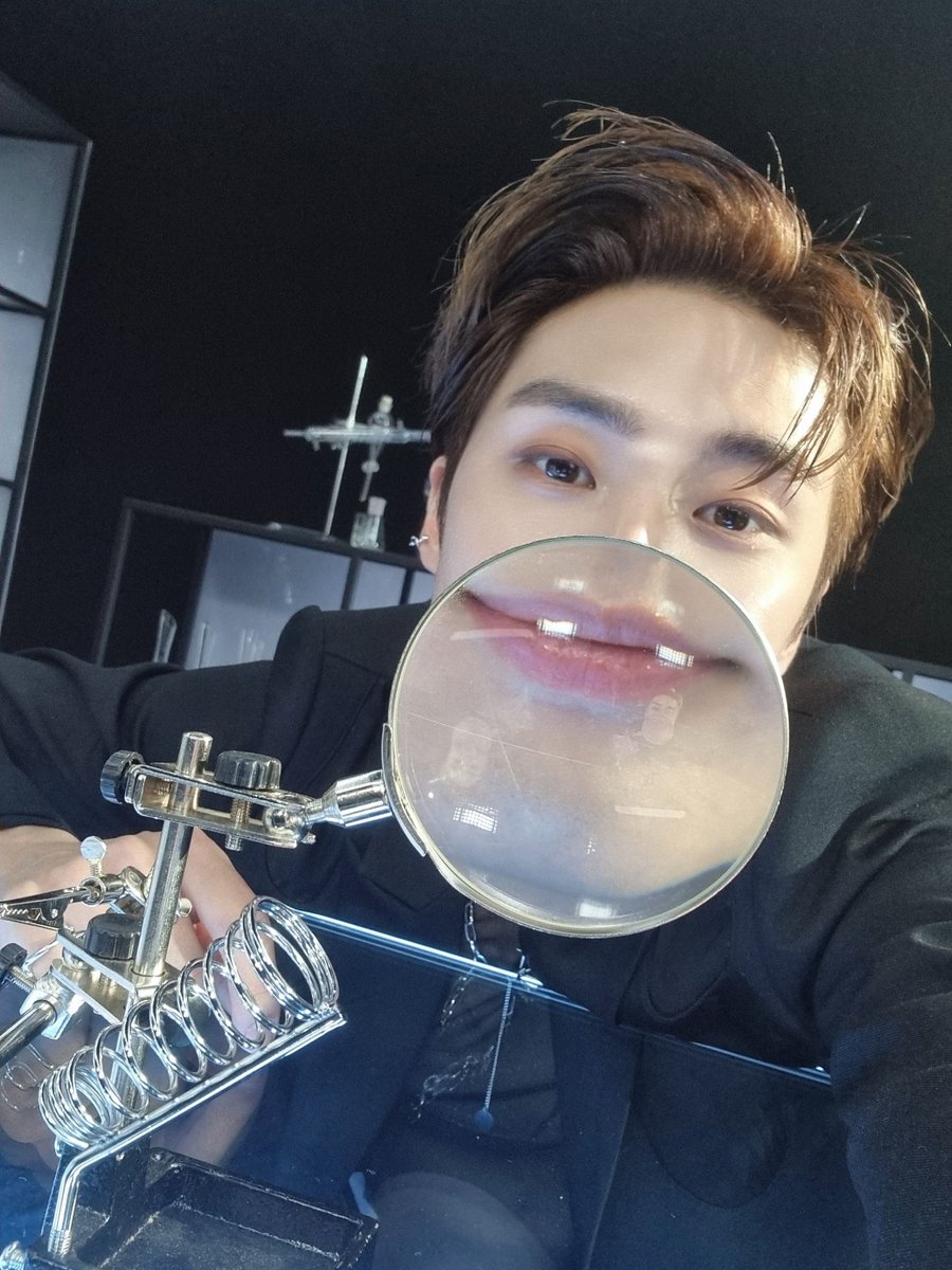 taco_jjam's tweet photo. 그래도 내 원픽은 이거임
저 돋보기 속에 빛 반사된게 앞니 두 알 같기 때문입니다 https://t.co/JPXPB39Dkf