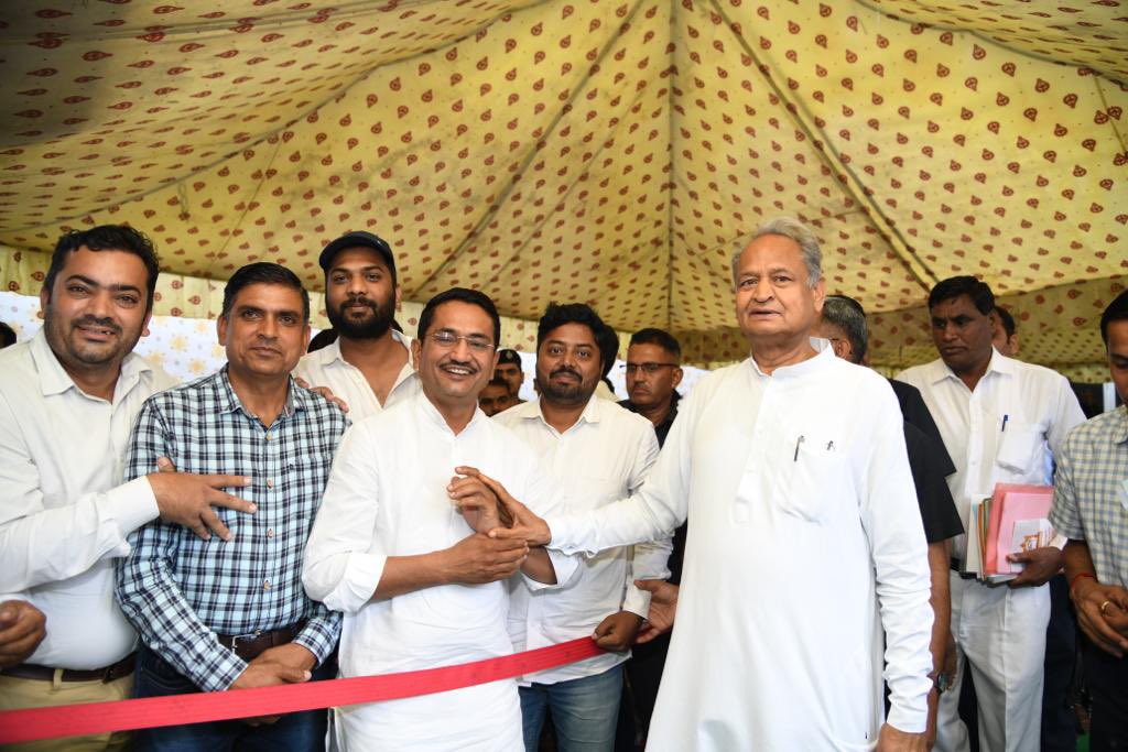 आज आदरणीय मुख्यमन्त्री महोदय से की सुखद मुलाक़ात। साथ में शक्ति प्रसन्न बीठू, ओमप्रकाश कूडी, पंकज ओसवाल, विक्रम सिंह शेखावत बेमोठ,धर्मेन्द्र शेखावत रहे।अनेक मुद्दों पर हुई चर्चा।<a href="/ashokgehlot51/">Ashok Gehlot</a> <a href="/GovindDotasra/">Govind Singh Dotasra</a> <a href="/DrBDKallaINC/">Dr. Bulaki Das Kalla</a> <a href="/ZahidaKhanINC/">Zahida Khan</a> <a href="/jaipur_resla/">OM PRAKASH KURI(ओम प्रकाश कुड़ी) (प्रधानाचार्य)</a>