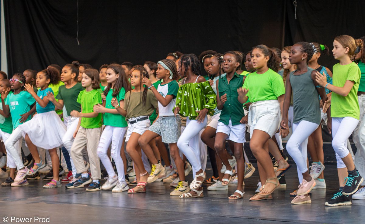 efemontaigne's tweet photo. Magnifique concert de la chorale de nos classes de CE2, CM1 et CM2 autour de l’écologie ! C’était le vendredi 16 juin à l’@IF_Benin  en présence d’un chaleureux public. Établissement en démarche de développement durable, nous formons nos élèves à être des acteurs du changement. https://t.co/oBEcly4UBq